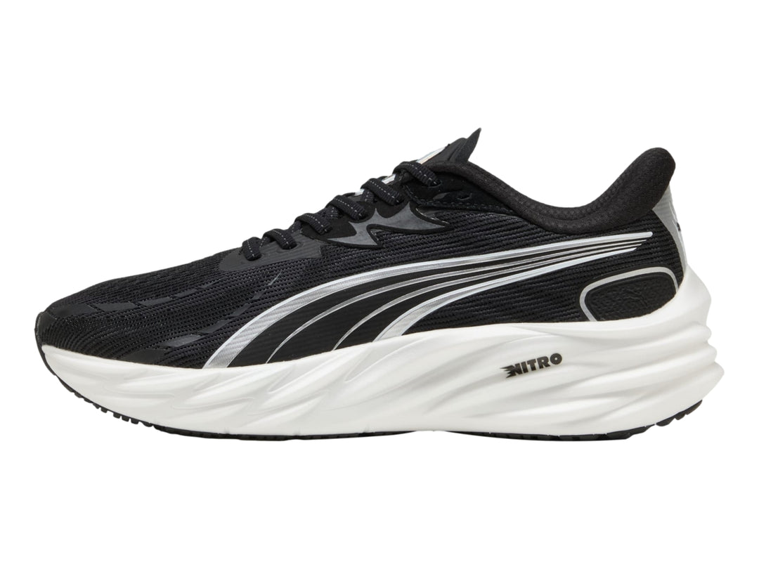 Tenis deportivos PUMA Velocity Nitro 4 en color negro con suela blanca y detalles plateados.