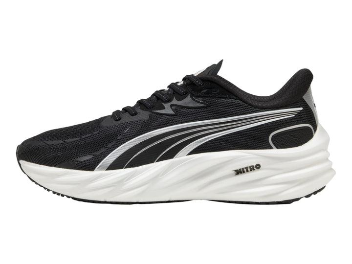 Tenis deportivos PUMA Velocity Nitro 4 en color negro con suela blanca y detalles plateados.