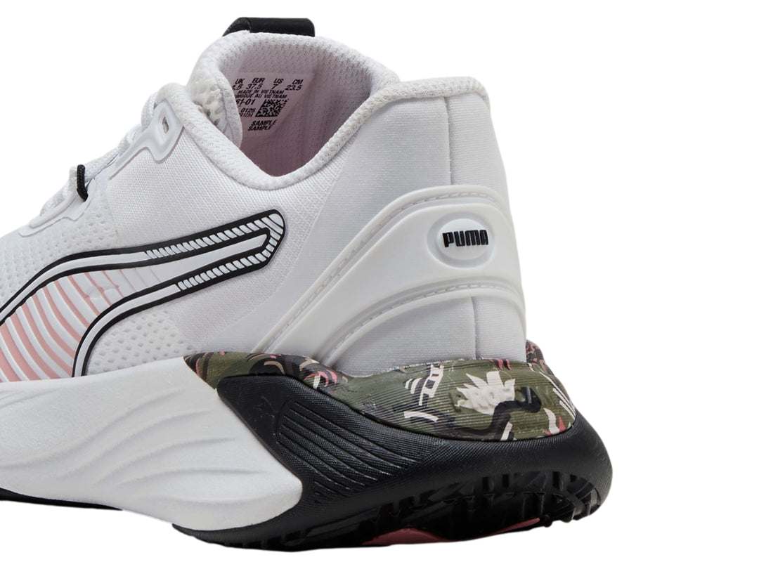 Tenis deportivos PUMA blancos con franjas rosas y suela negra.