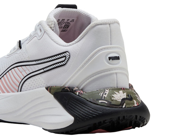 Tenis deportivos PUMA blancos con franjas rosas y suela negra.