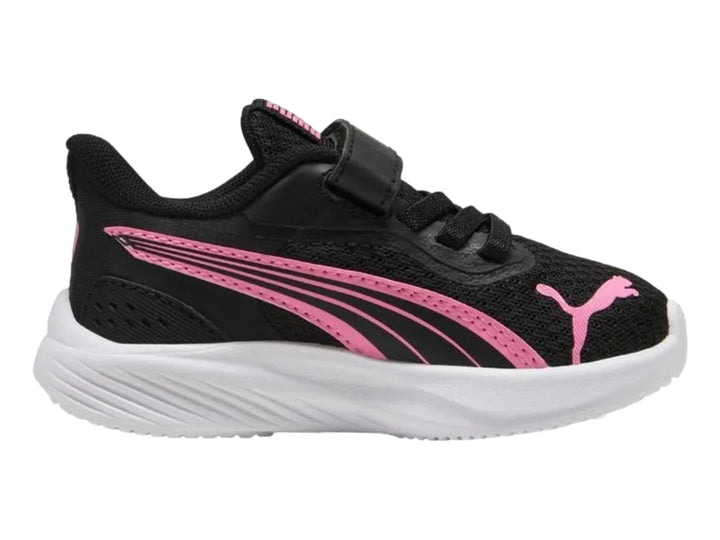 Tenis deportivos PUMA color negro con detalles en rosa y suela blanca.