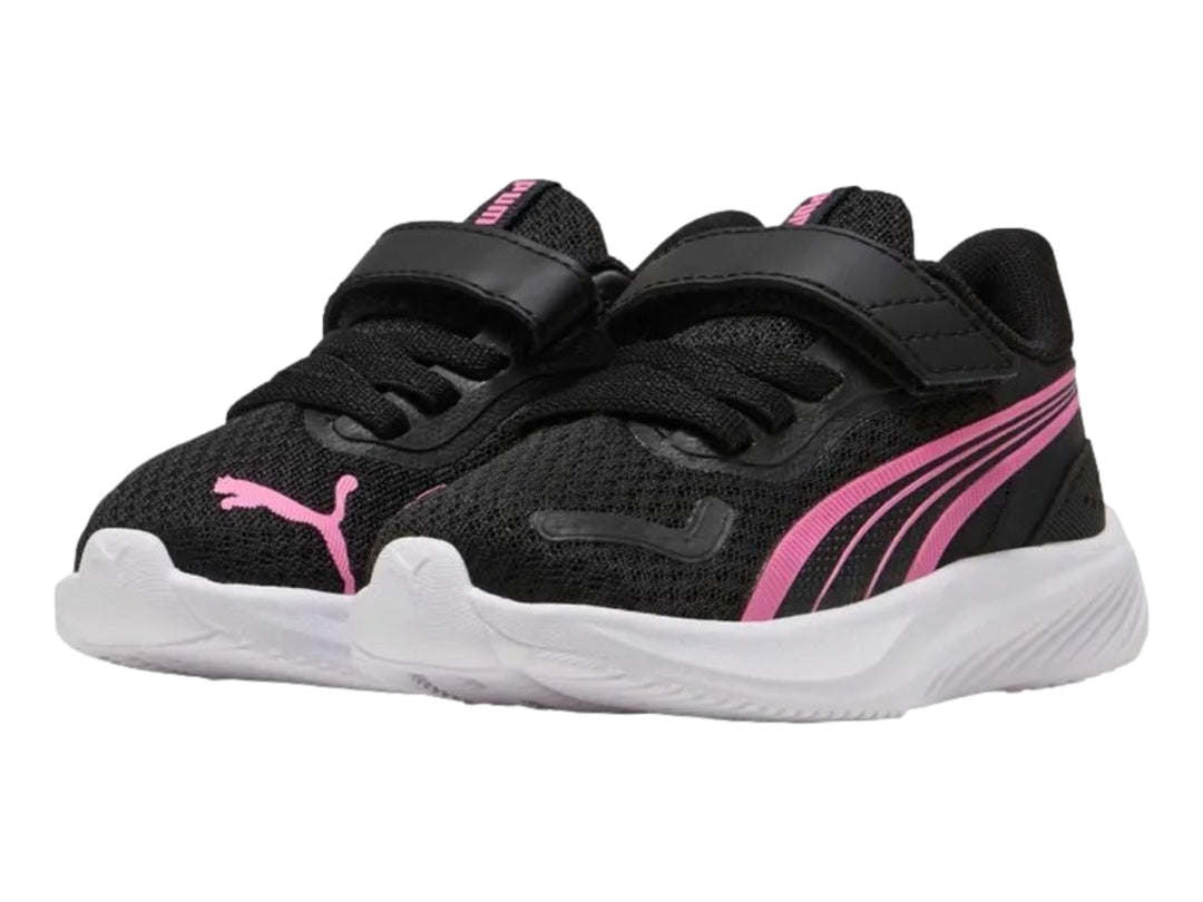 Tenis deportivos PUMA color negro con detalles en rosa y suela blanca.