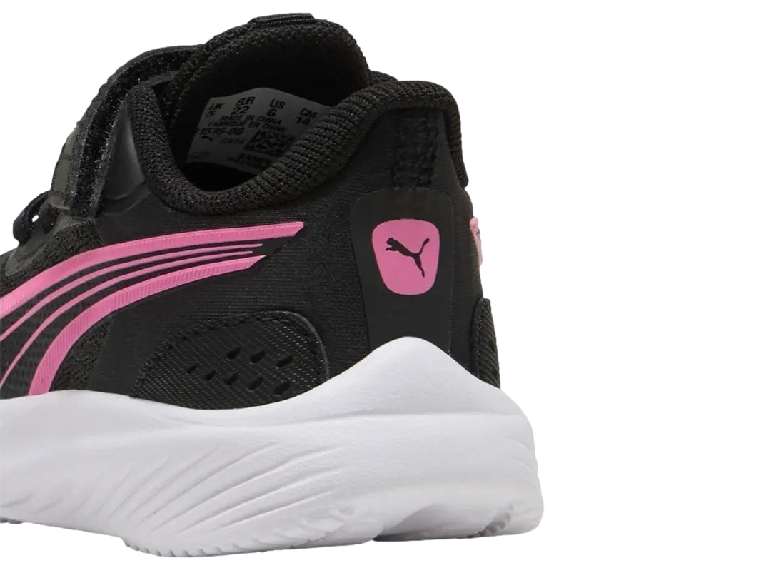 Tenis deportivos PUMA color negro con detalles en rosa y suela blanca.