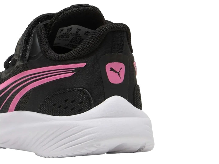 Tenis deportivos PUMA color negro con detalles en rosa y suela blanca.