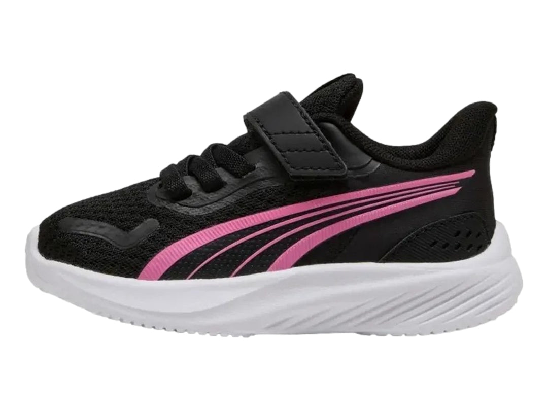 Tenis deportivos PUMA color negro con detalles en rosa y suela blanca.