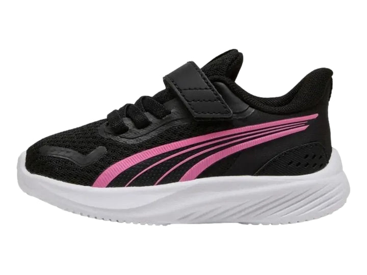 Tenis deportivos PUMA color negro con detalles en rosa y suela blanca.