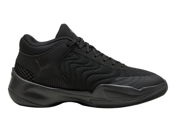 Tenis de baloncesto PUMA color negro para Niño, diseño deportivo con malla y suela robusta.