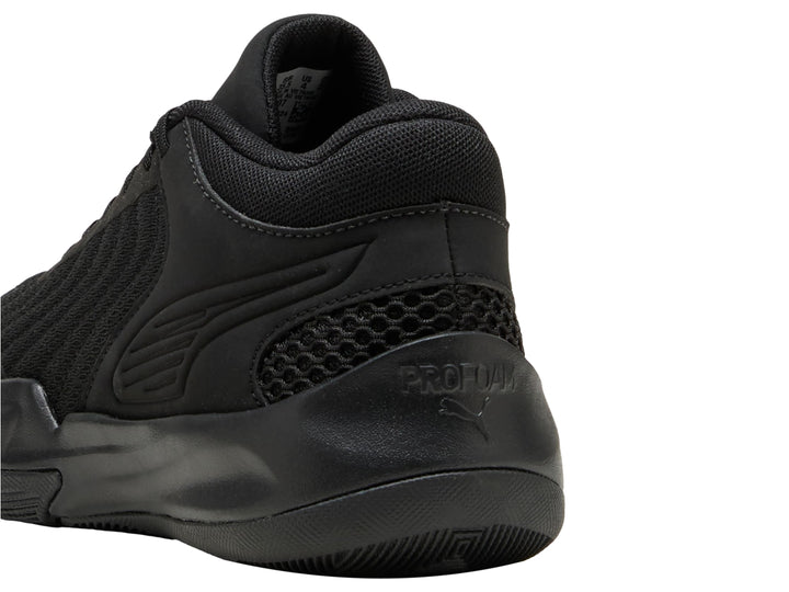 Tenis de baloncesto PUMA color negro para Niño, diseño deportivo con malla y suela robusta.