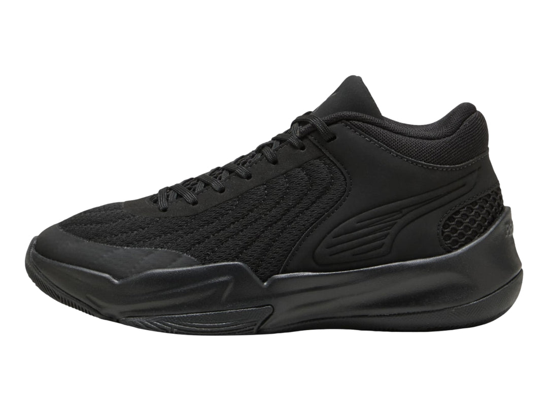 Tenis de baloncesto PUMA color negro para Niño, diseño deportivo con malla y suela robusta.