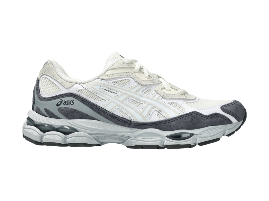 Tenis deportivos ASICS Gel-NYC en colores blanco y gris con detalles en malla y suela robusta.