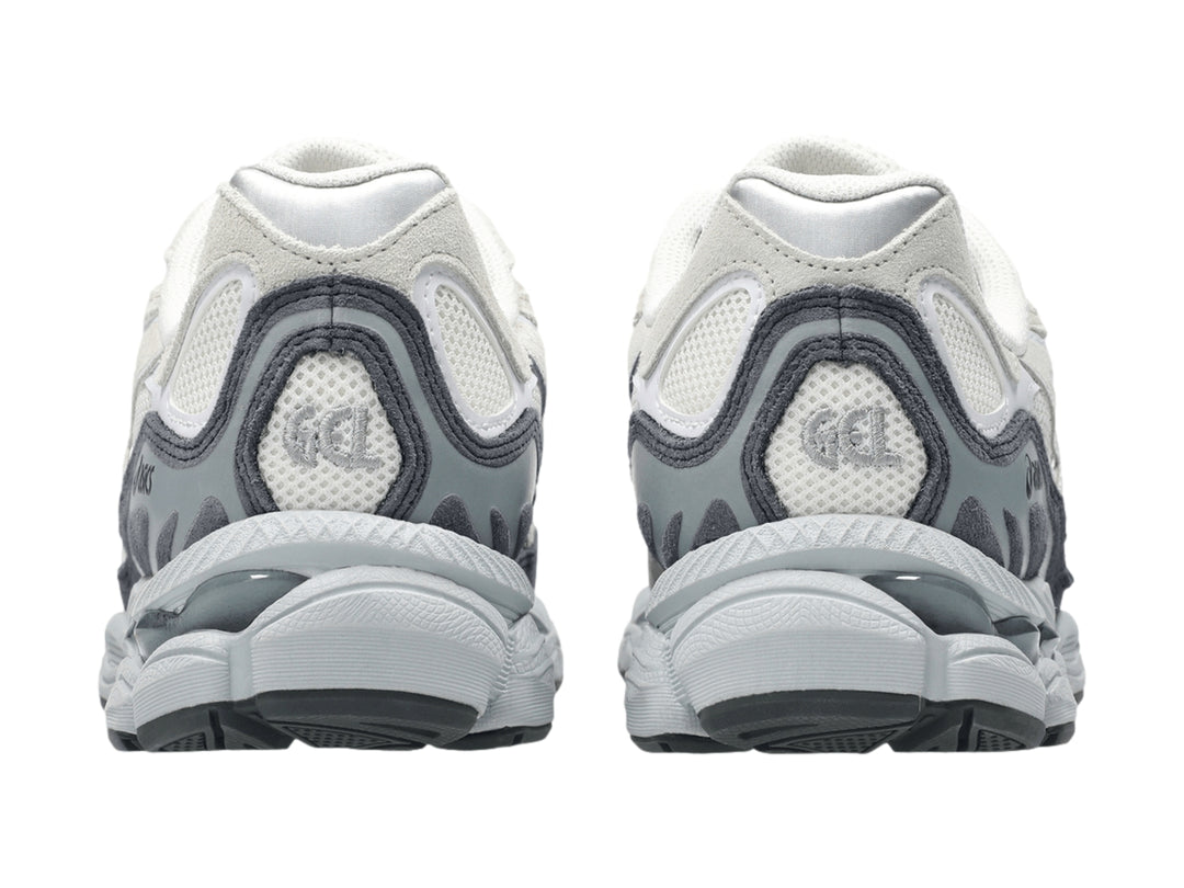 Tenis deportivos ASICS Gel-NYC en colores blanco y gris con detalles en malla y suela robusta.
