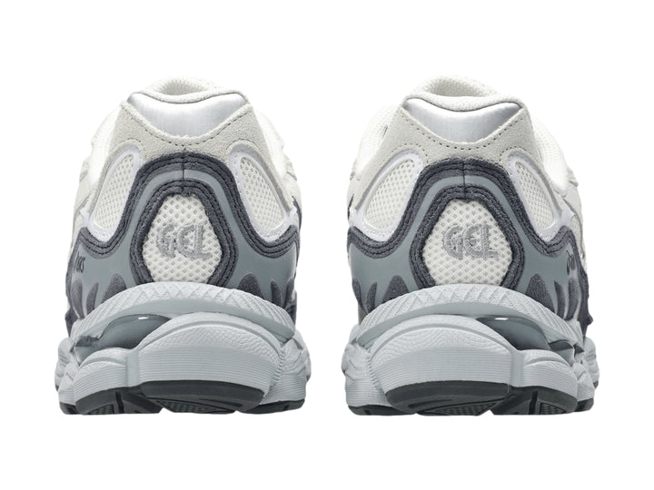 Tenis deportivos ASICS Gel-NYC en colores blanco y gris con detalles en malla y suela robusta.
