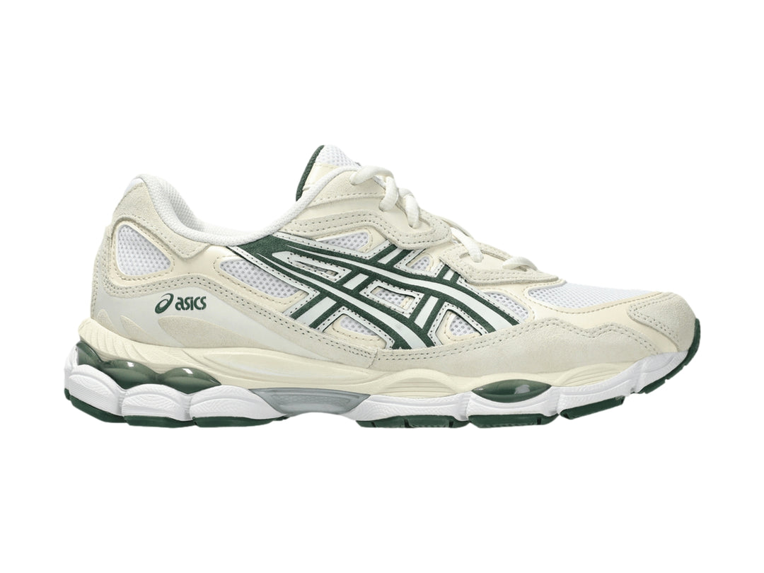 Tenis ASICS GEL-NYC color marfil con rayas y detalles en verde bosque.
