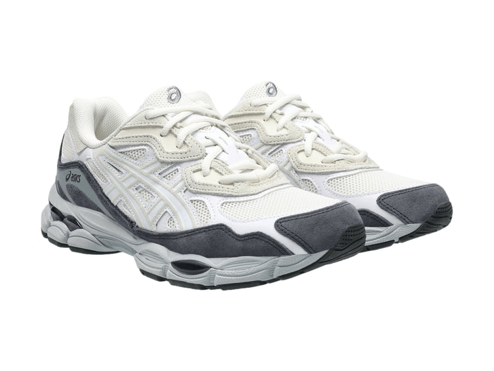 Tenis ASICS GEL-NYC color marfil con rayas y detalles en verde bosque.