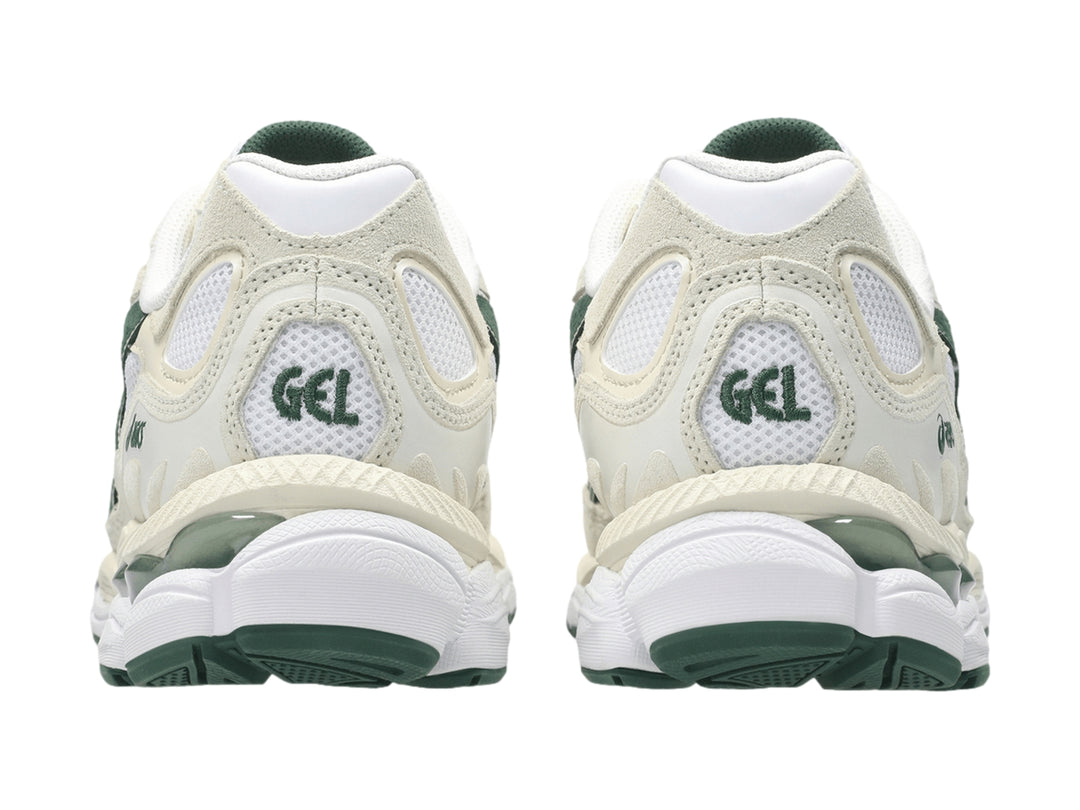 Tenis ASICS GEL-NYC color marfil con rayas y detalles en verde bosque.