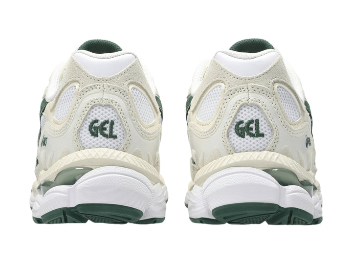 Tenis ASICS GEL-NYC color marfil con rayas y detalles en verde bosque.