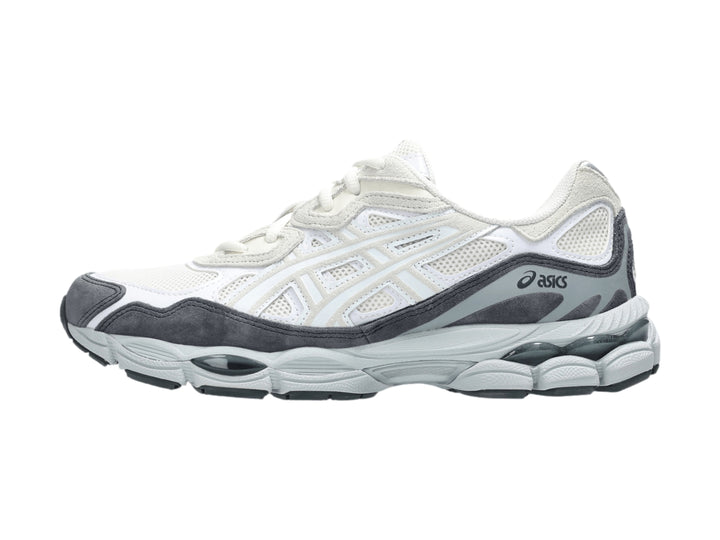Tenis ASICS GEL-NYC color marfil con rayas y detalles en verde bosque.