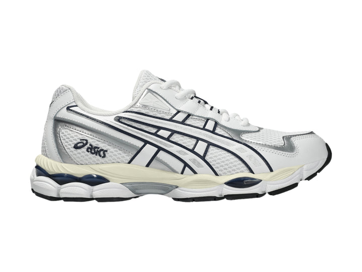 Tenis ASICS GEL-NYC 2055 color blanco con rayas azul marino y detalles plateados.