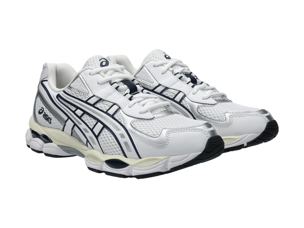 Tenis ASICS GEL-NYC 2055 color blanco con rayas azul marino y detalles plateados.