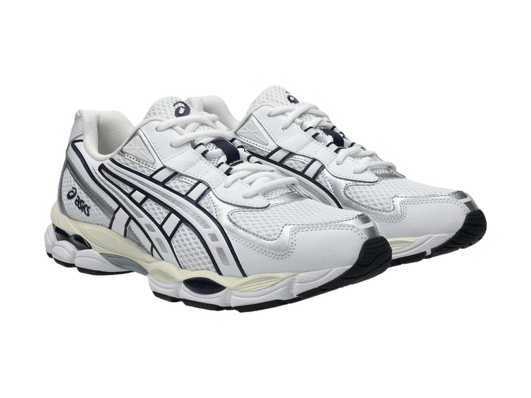 Tenis ASICS GEL-NYC 2055 color blanco con rayas azul marino y detalles plateados.