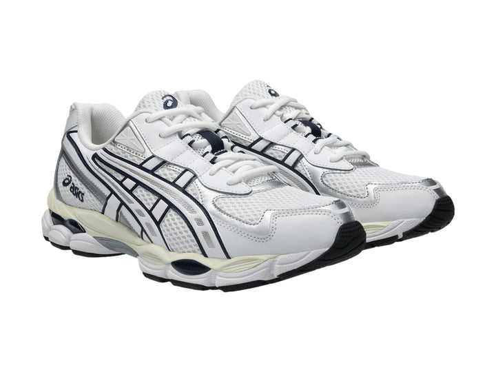 Tenis ASICS GEL-NYC 2055 color blanco con rayas azul marino y detalles plateados.