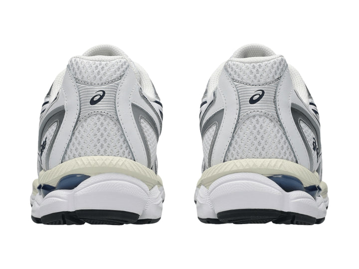 Tenis ASICS GEL-NYC 2055 color blanco con rayas azul marino y detalles plateados.