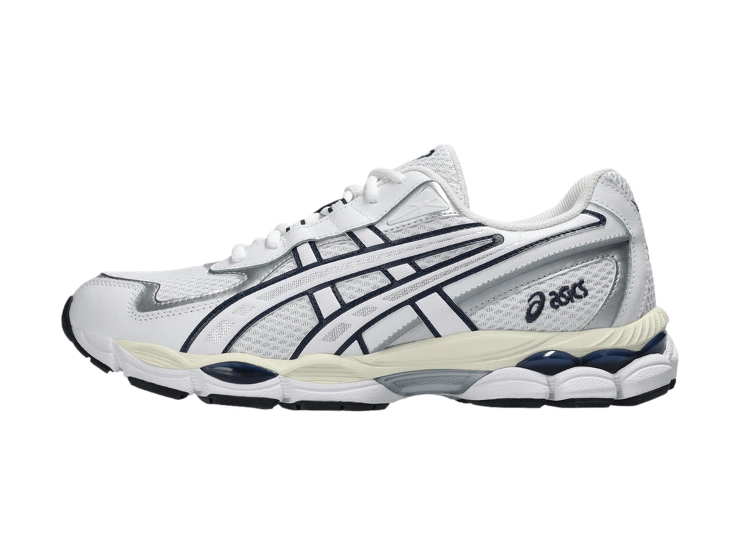 Tenis ASICS GEL-NYC 2055 color blanco con rayas azul marino y detalles plateados.