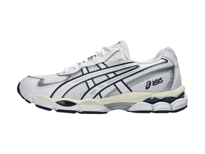 Tenis ASICS GEL-NYC 2055 color blanco con rayas azul marino y detalles plateados.