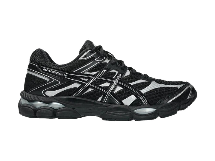 Tenis deportivos ASICS Gel-Cumulus 16 color negro con detalles plateados y suela negra.