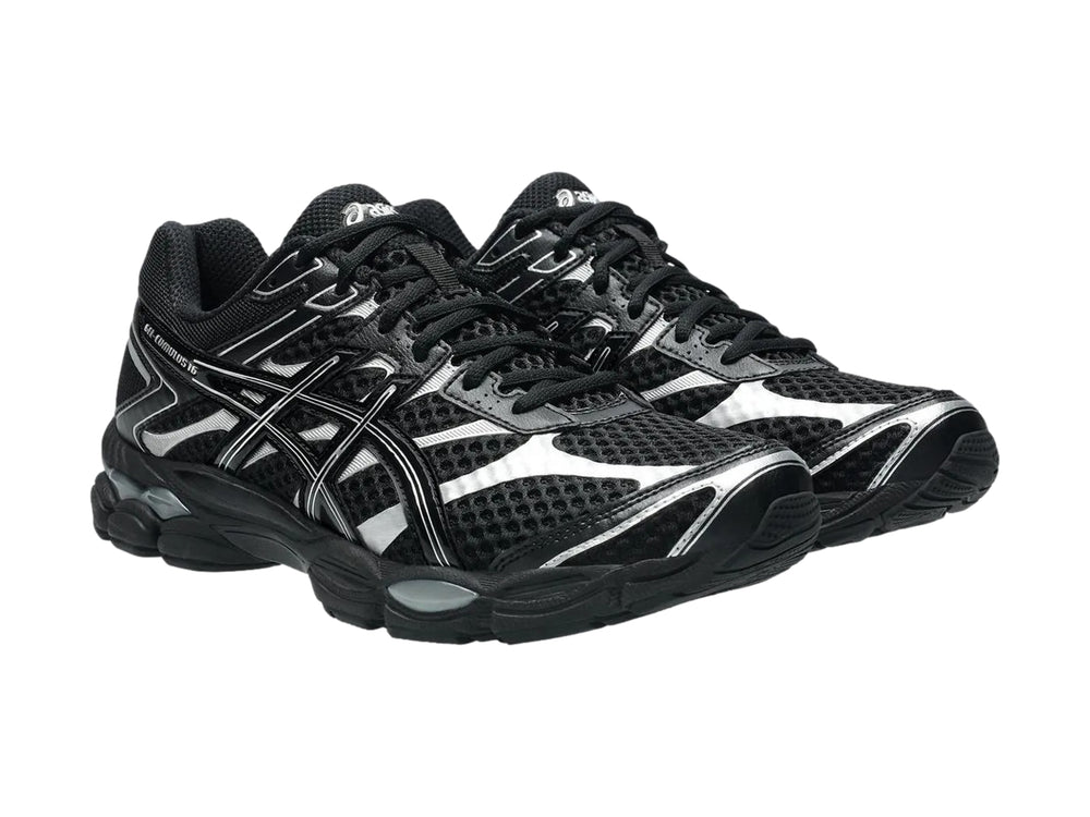 Tenis deportivos ASICS Gel-Cumulus 16 color negro con detalles plateados y suela negra.