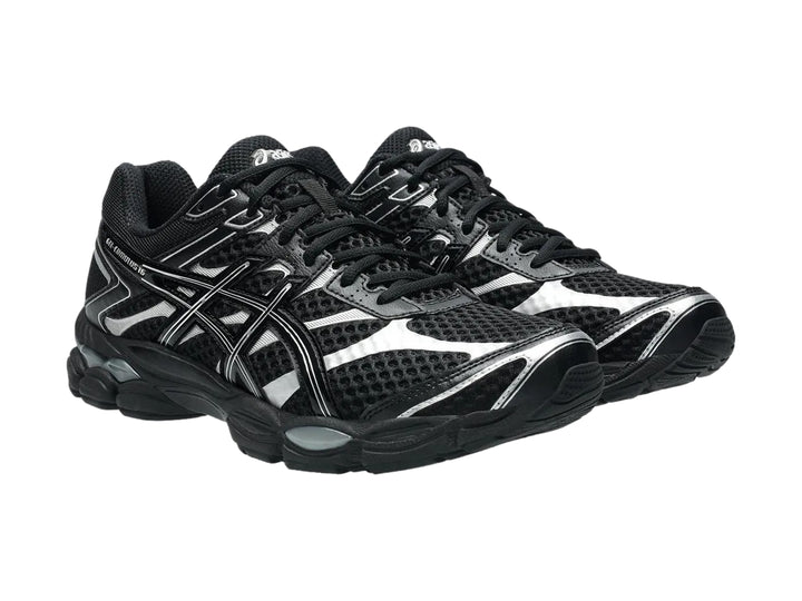 Tenis deportivos ASICS Gel-Cumulus 16 color negro con detalles plateados y suela negra.