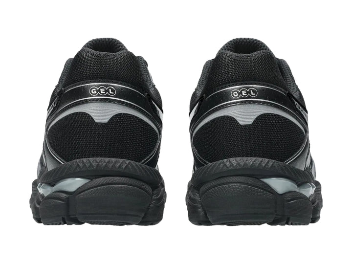 Tenis deportivos ASICS Gel-Cumulus 16 color negro con detalles plateados y suela negra.