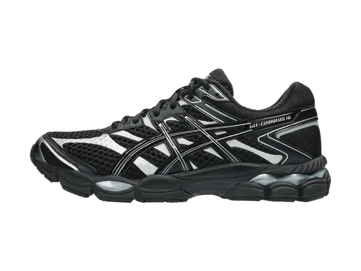 Tenis deportivos ASICS Gel-Cumulus 16 color negro con detalles plateados y suela negra.