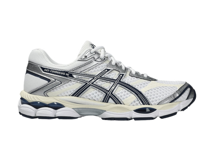 Tenis deportivos ASICS Gel-Cumulus 16 color blanco con detalles en azul marino y plata.