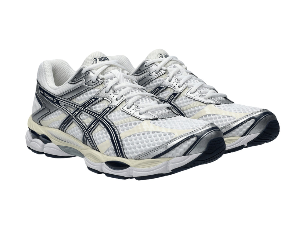 Tenis deportivos ASICS Gel-Cumulus 16 color blanco con detalles en azul marino y plata.