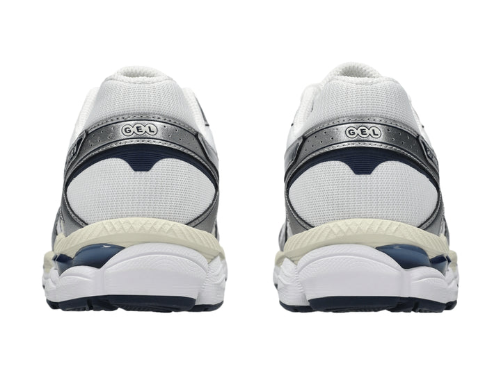 Tenis deportivos ASICS Gel-Cumulus 16 color blanco con detalles en azul marino y plata.