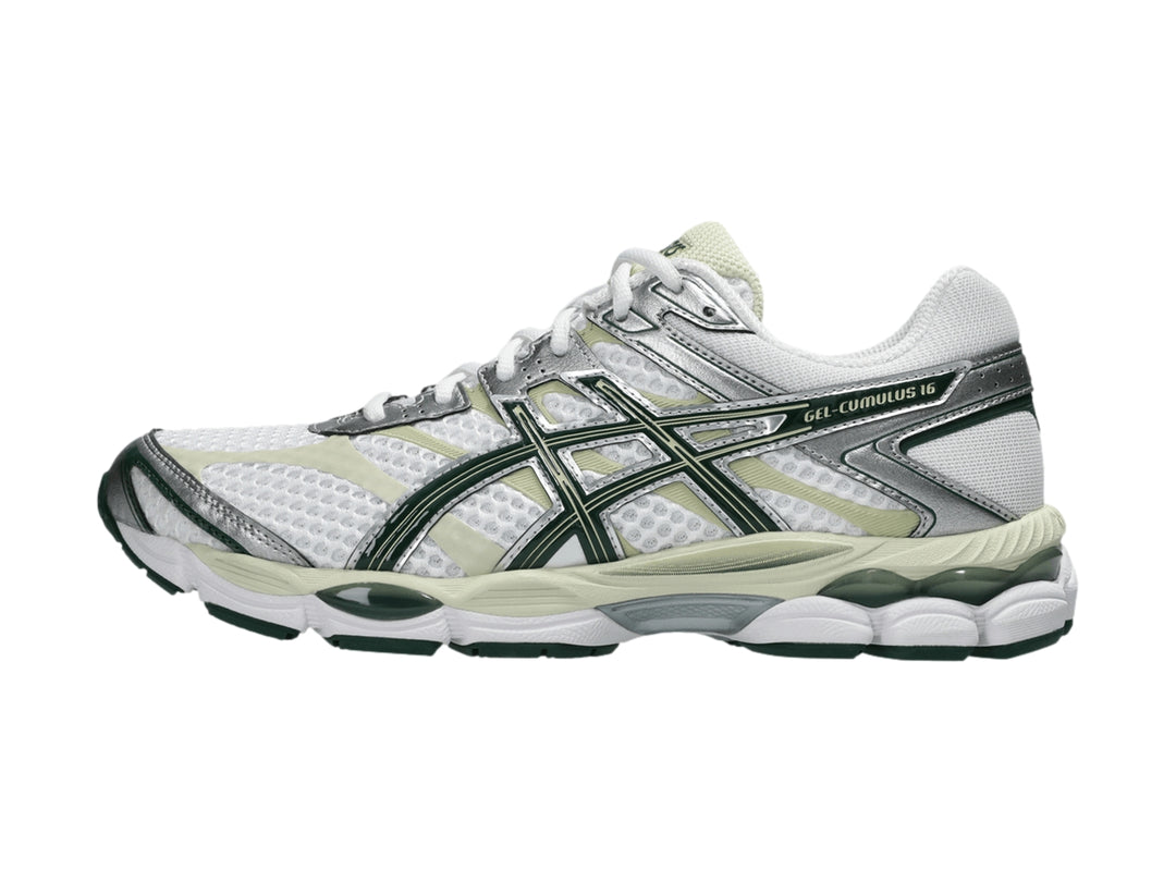 Tenis deportivos ASICS Gel-Cumulus 16 color blanco con detalles en azul marino y plata.