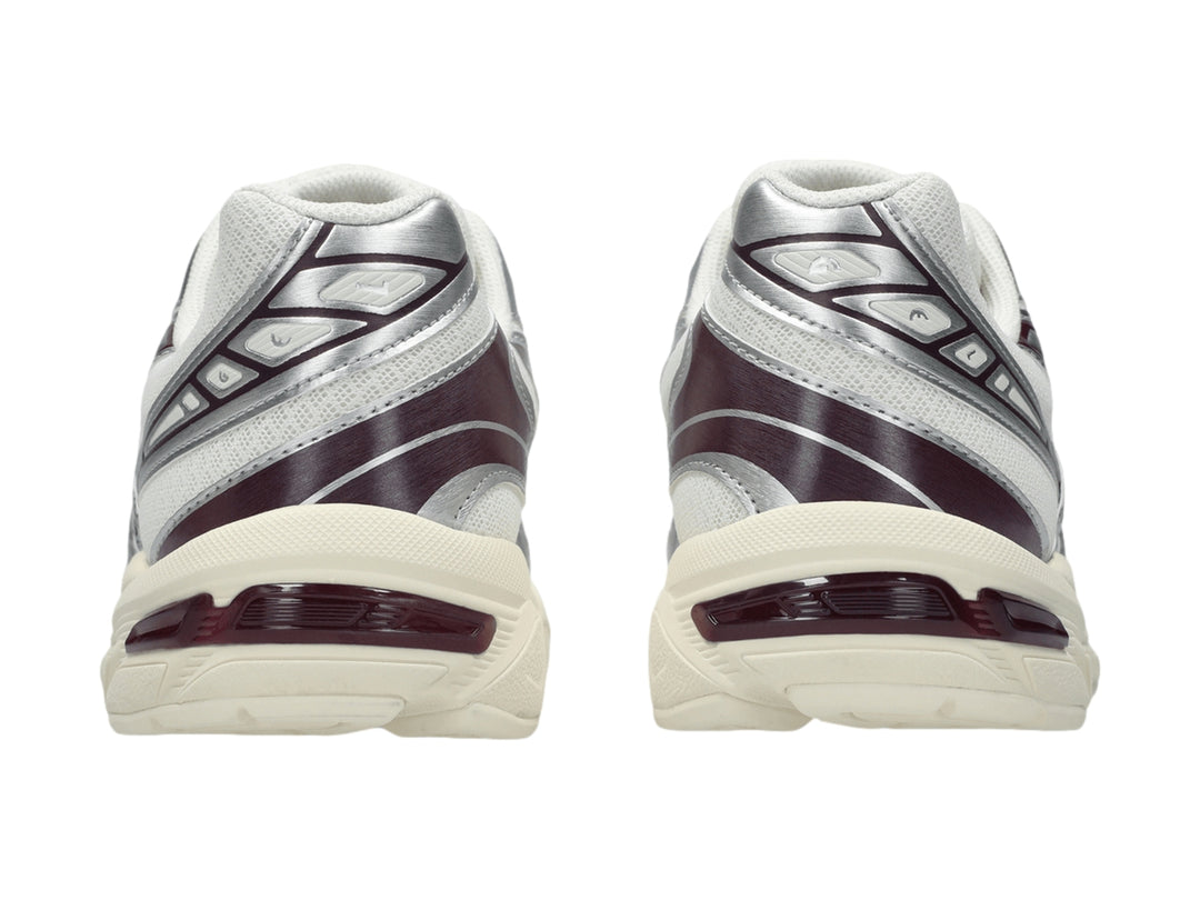 Tenis ASICS GEL-1130 color crema y plata con detalles en morado y suela blanca.