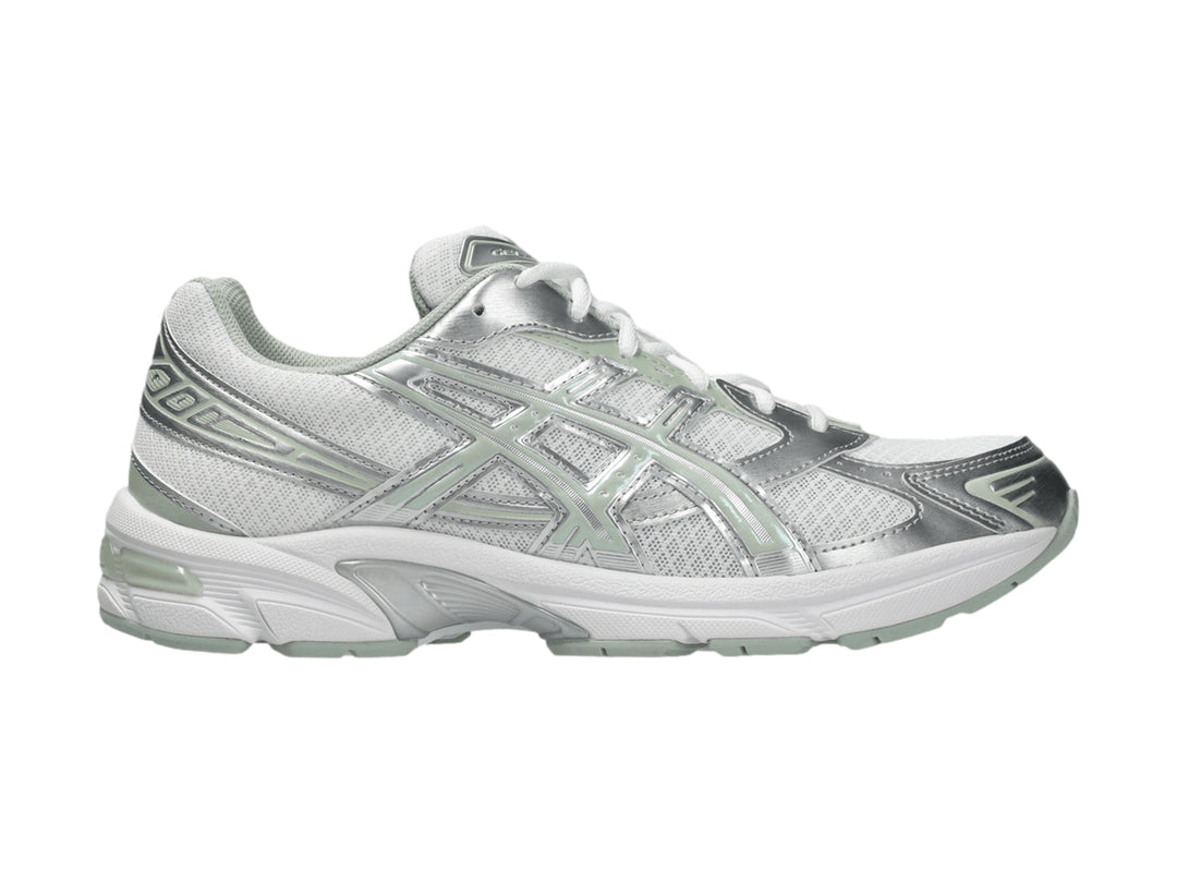Tenis deportivos ASICS GEL-1130 color blanco y verde sage frost con malla transpirable y detalles sintéticos.