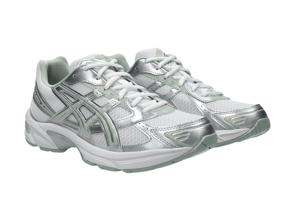 Tenis deportivos ASICS GEL-1130 color blanco y verde sage frost con malla transpirable y detalles sintéticos.