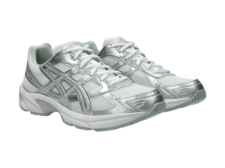 Tenis deportivos ASICS GEL-1130 color blanco y verde sage frost con malla transpirable y detalles sintéticos.