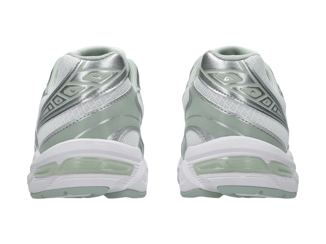 Tenis deportivos ASICS GEL-1130 color blanco y verde sage frost con malla transpirable y detalles sintéticos.