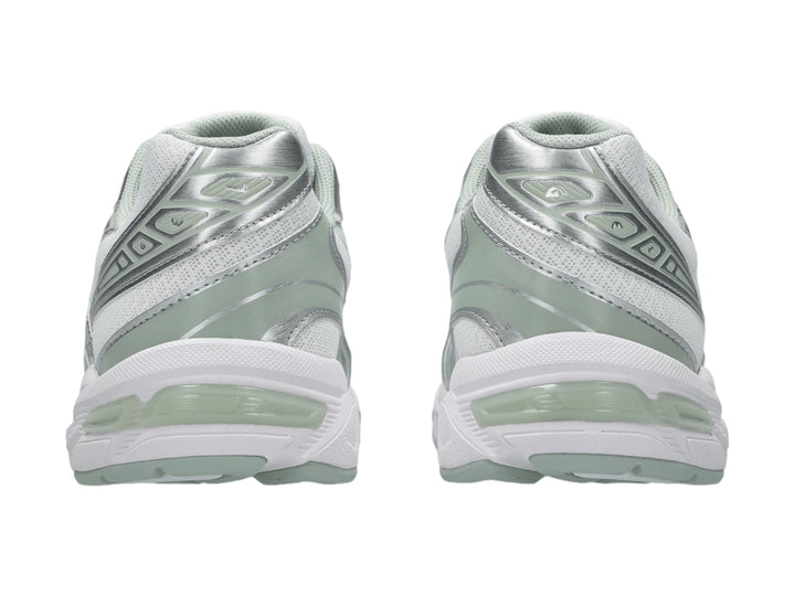 Tenis deportivos ASICS GEL-1130 color blanco y verde sage frost con malla transpirable y detalles sintéticos.