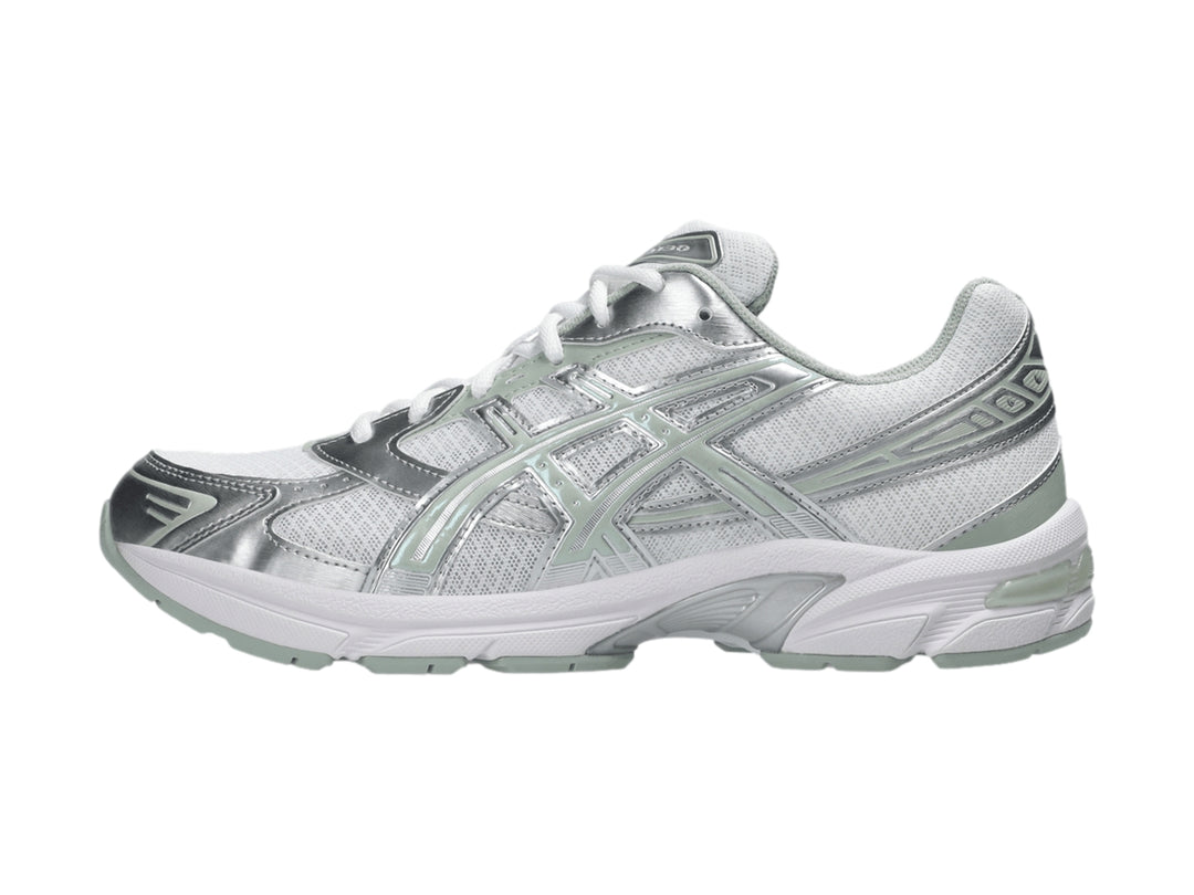 Tenis deportivos ASICS GEL-1130 color blanco y verde sage frost con malla transpirable y detalles sintéticos.