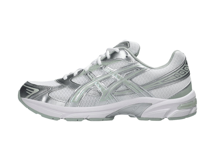 Tenis deportivos ASICS GEL-1130 color blanco y verde sage frost con malla transpirable y detalles sintéticos.