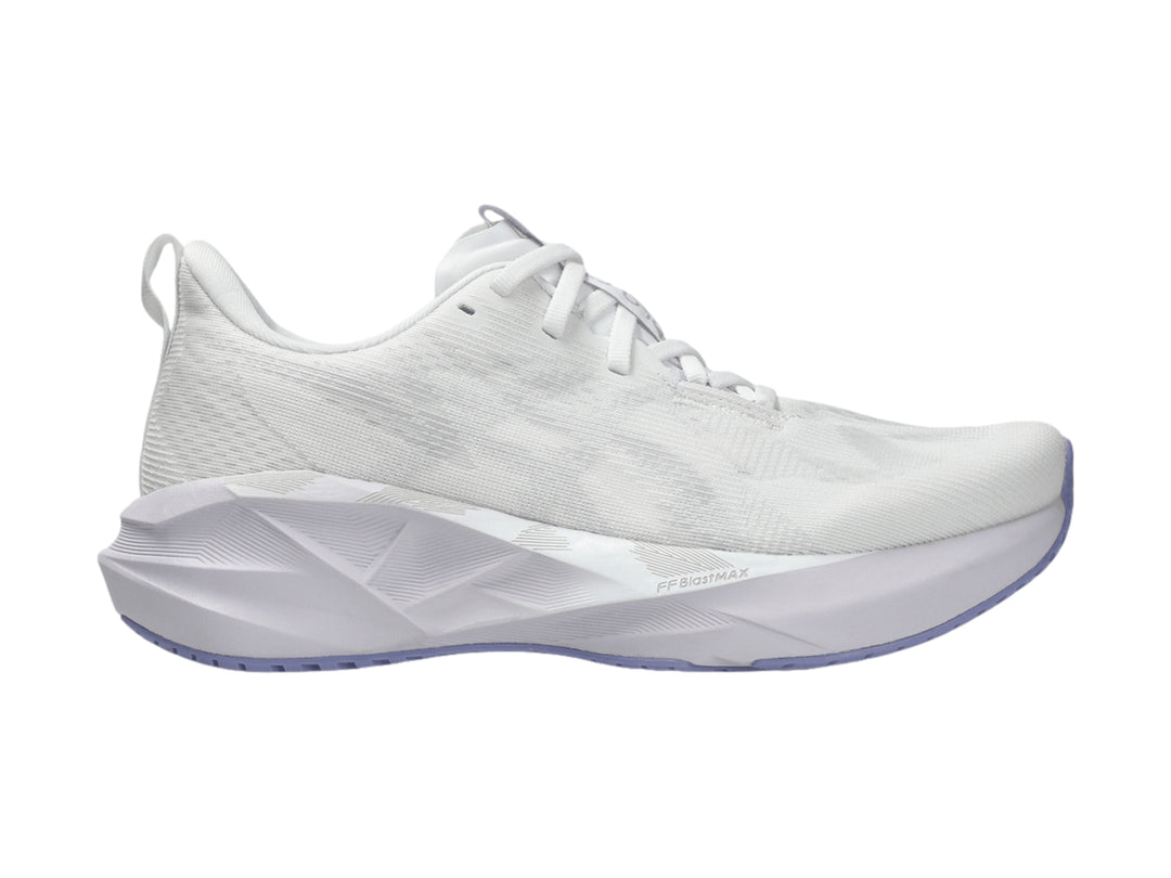 Tenis deportivos ASICS Novablast 5 color blanco con detalles en lila en la suela.