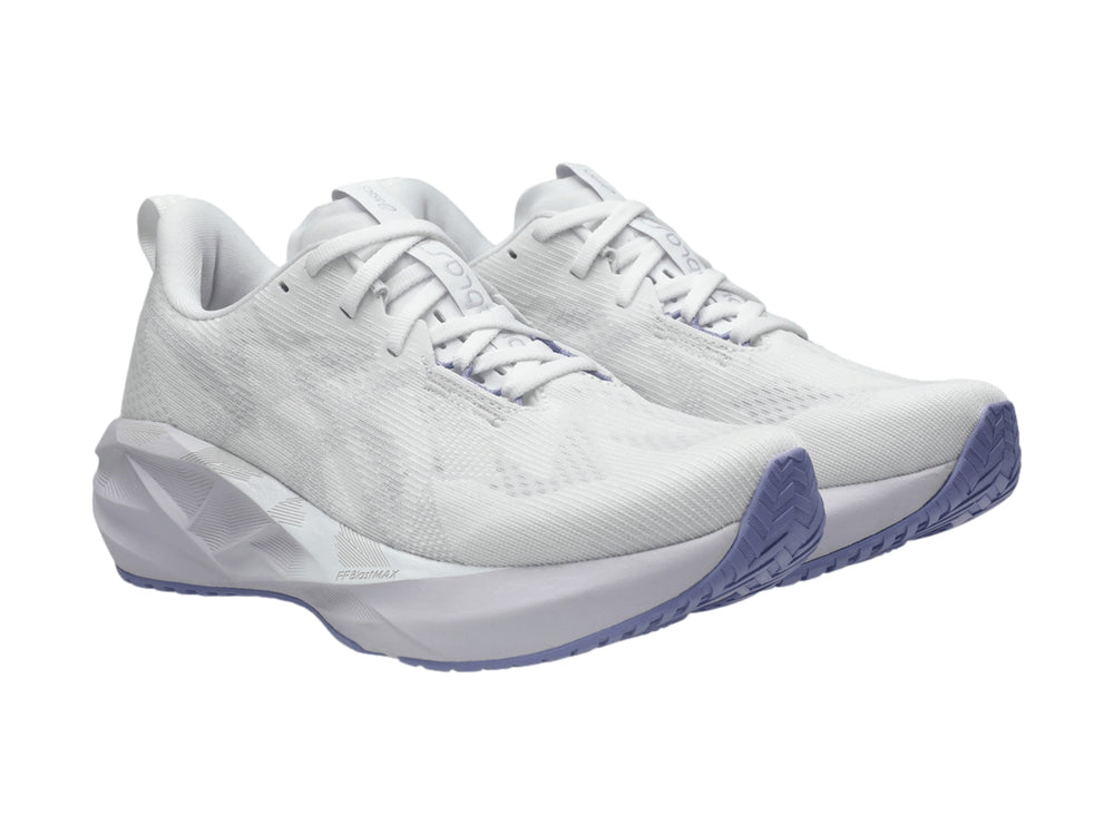 Tenis deportivos ASICS Novablast 5 color blanco con detalles en lila en la suela.