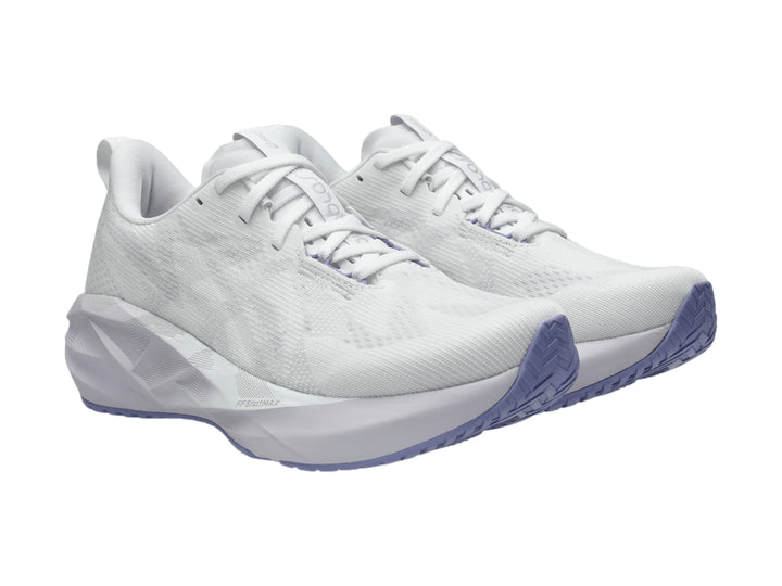 Tenis deportivos ASICS Novablast 5 color blanco con detalles en lila en la suela.