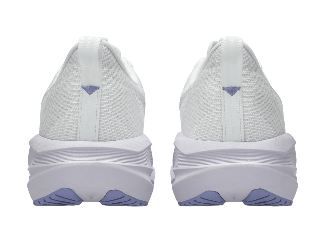 Tenis deportivos ASICS Novablast 5 color blanco con detalles en lila en la suela.