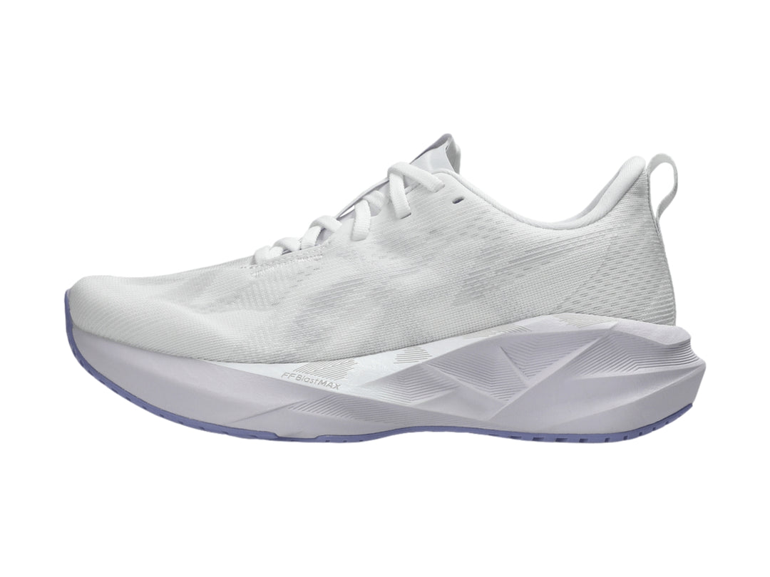 Tenis deportivos ASICS Novablast 5 color blanco con detalles en lila en la suela.